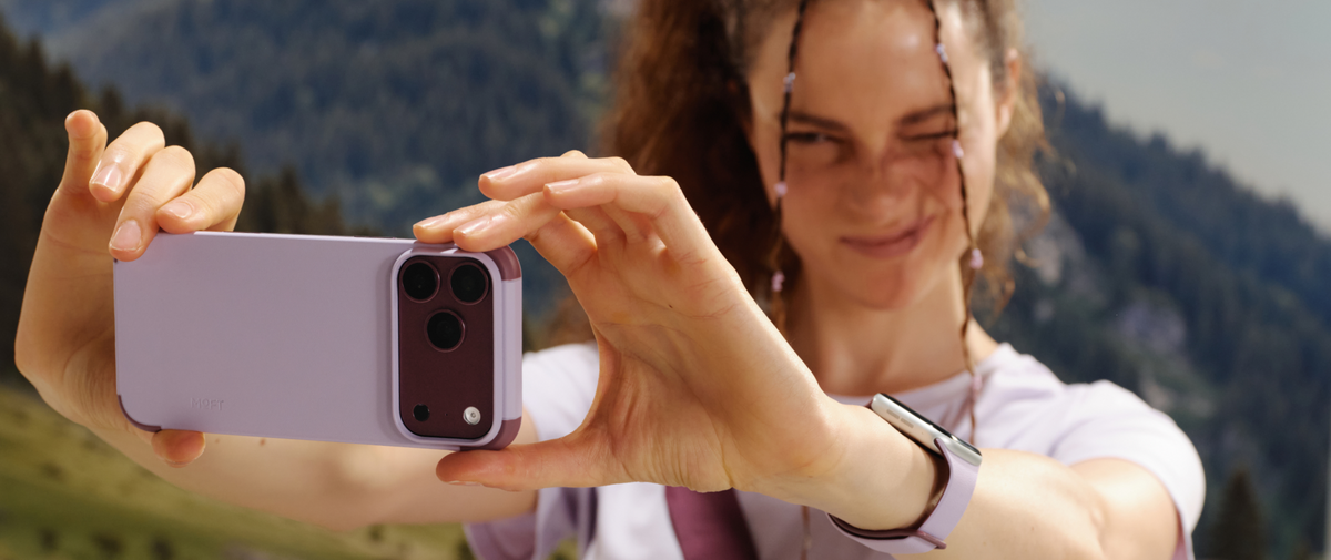 MOFT Snap MOVAS kılıflı iPhone ile fotoğraf çeken kadın